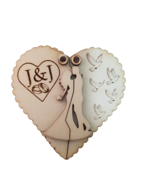 Natúrva Szív alakú esküvői gyűrűtartó doboz, amely összezárva egy csókolózó párt formáz, egyedi monogrammal gravírozva.