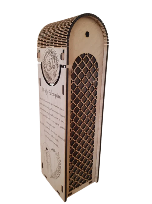 snapedit_1755697630131_result Fa szülőköszöntő bortartó, a vőlegény apjának szóló megható verssel gravírozva, opcionális névvel és dátummal. jobb oldalal