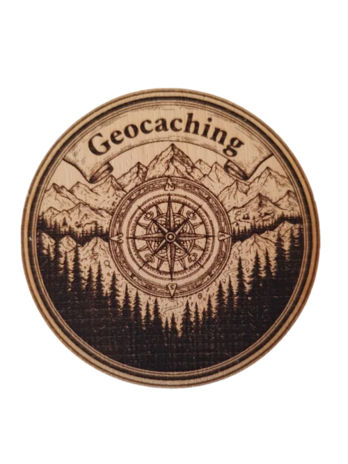 1_result Részletgazdag közeli fotó egy-egy fa geocoinról, amelyen hegyek láthatók