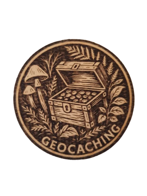 2_result Részletgazdag közeli fotó egy-egy fa geocoinról, amelyen kincsesláda látható