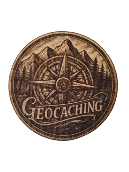 3_result Részletgazdag közeli fotó egy-egy fa geocoinról, amelyen iránytű látható