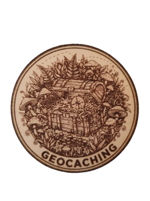 4_result Részletgazdag közeli fotó egy-egy fa geocoinról, amelyen titokzatos ládika látható