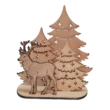 Fából készült, 3D hatású szarvasos karácsonyi asztaldísz, amely egy szarvast ábrázol egy fenyőerdőben.