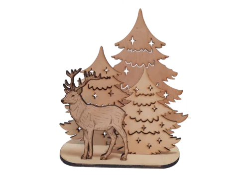 Fából készült, 3D hatású szarvasos karácsonyi asztaldísz, amely egy szarvast ábrázol egy fenyőerdőben.