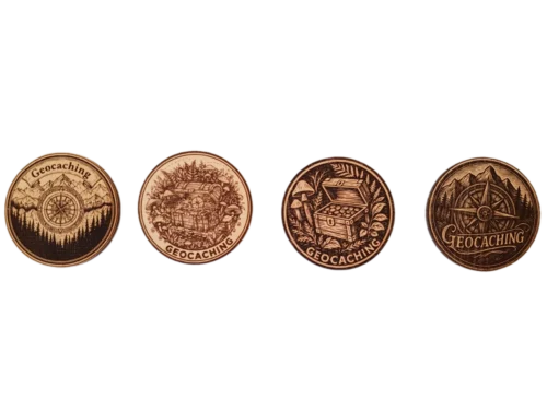 all 2_result Négy darab, különböző mintával gravírozott fa geocoin egymás mellett, fehér háttér előtt.