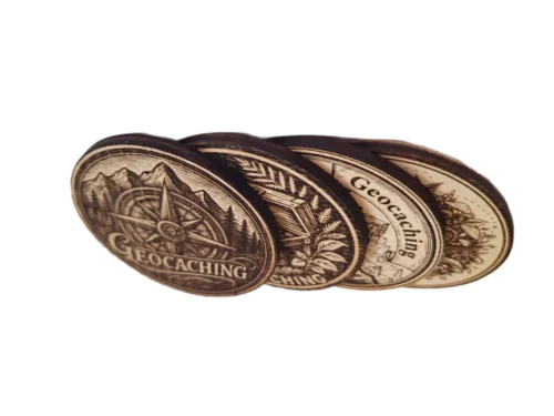 all 3_result Négy darab, egymásnak döntött fa geocoin, amelyen a részletgazdag, lézergravírozott minták látszódnak. felülről