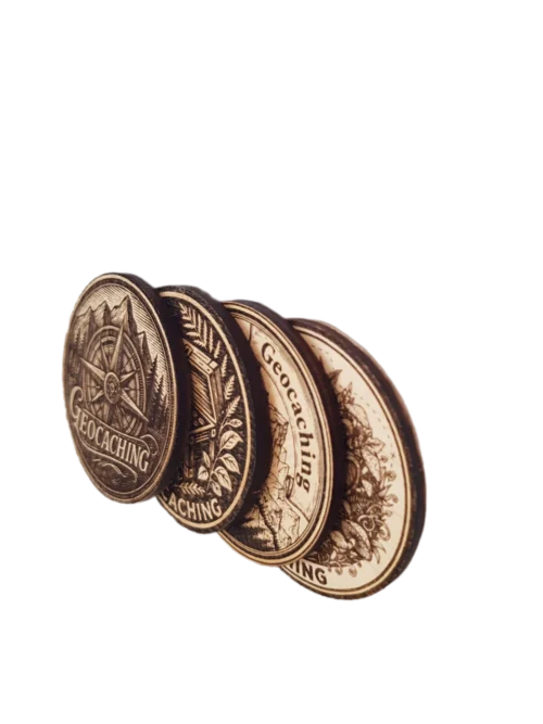 all_result Négy darab, egymásnak döntött fa geocoin, amelyen a részletgazdag, lézergravírozott minták látszódnak.