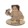 Fából készült Minecraft ajándék figura a talpazatán a "Levi" névvel, fehér háttér előtt fotózva.