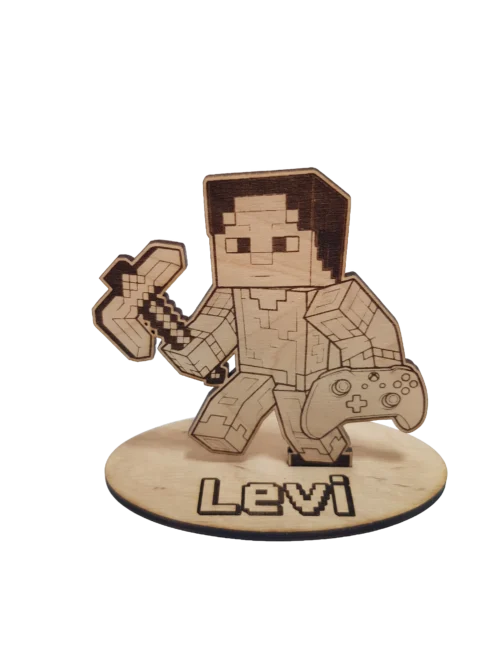 Fából készült Minecraft ajándék figura a talpazatán a "Levi" névvel, fehér háttér előtt fotózva.