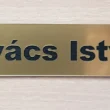 Arany-Arial Black_result Arany színű, gravírozott ajtónévtábla "Kovács István" felirattal.