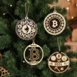 Négy darabos egyedi kripto karácsonyfadísz szett egy feldíszített fenyőfán, Bitcoin és Ethereum mintákkal.