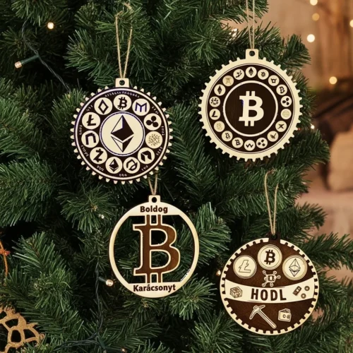 Négy darabos egyedi kripto karácsonyfadísz szett egy feldíszített fenyőfán, Bitcoin és Ethereum mintákkal.