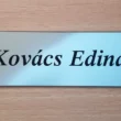 Ezüst 1 név középen. Arial Black font_result Ezüst színű, nyomtatott betűs ajtónévtábla "Kovács Edina" felirattal.