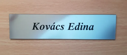 Ezüst 1 név középen. Arial Black font_result Ezüst színű, nyomtatott betűs ajtónévtábla "Kovács Edina" felirattal.