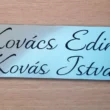 Ezüst-2 soros névtábla-írott betűvel_result Kétsoros, kézírásos betűs ezüst ajtónévtábla "Kovács Edina" és "Kovács István" nevekkel.