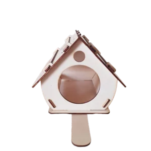 Natúr fa madáretető házikó felirat nélkül, elülső nézetből.