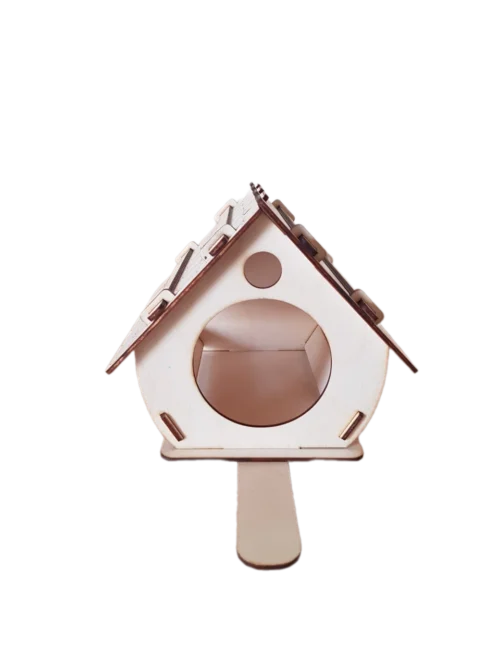 Natúr fa madáretető házikó felirat nélkül, elülső nézetből.