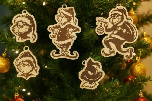 Grinch Ornaments on Tree__ Öt darabos Grincs karácsonyfadísz kollekció egy feldíszített fenyőfán, különböző Grincs arckifejezésekkel.