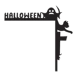 Halloween_result Fekete "HALLOWEEN" feliratú sarokdísz egy ajtókereten, egy macskával és egy szellemmel. Keret nélkül