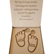 Nyitott keresztszülő felkérő ajándékdoboz, benne két talp alakú kulcstartóval a keresztanyának és keresztapának.
