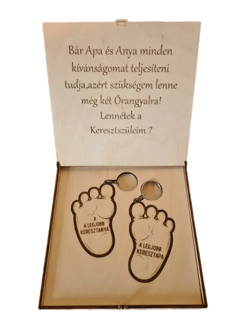 Nyitott keresztszülő felkérő ajándékdoboz, benne két talp alakú kulcstartóval a keresztanyának és keresztapának.