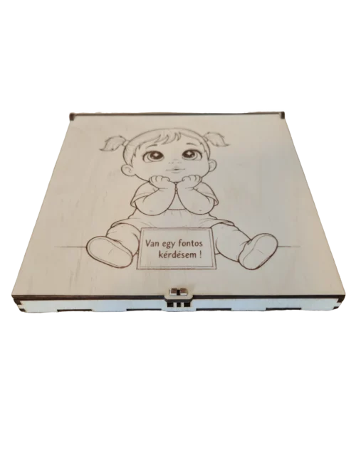 Perspektivikus nézet egy kislány figurával gravírozott keresztszülő felkérő dobozról.