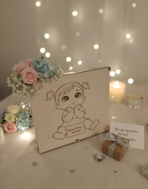 Kislányos keresztszülő felkérő ajándékdoboz egy elegáns, ünnepi asztalon, virágokkal és gyertyákkal díszítve.