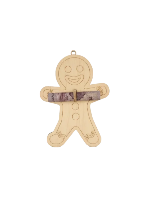 Fából készült, letisztult és vicces pénzátadó dísz mézeskalács formában, egy összetekert bankjeggyel a közepén