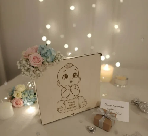 Kisfiús keresztszülő felkérő ajándékdoboz egy elegáns, ünnepi asztalon, virágokkal és gyertyákkal díszítve.