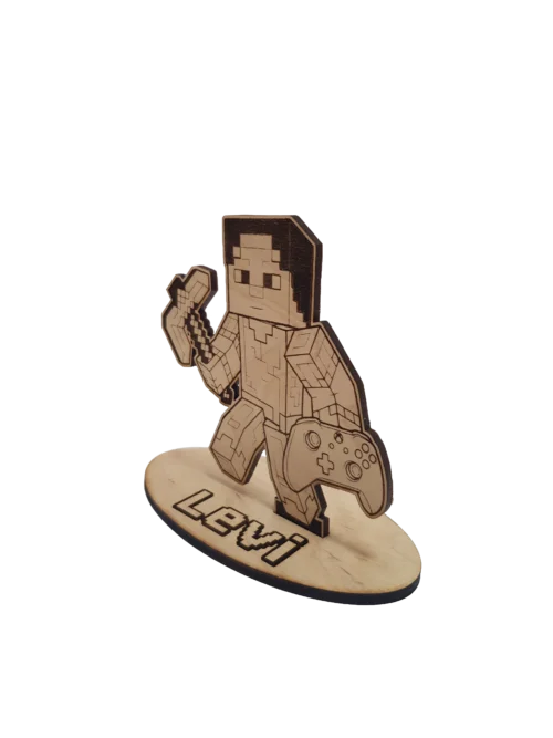 Fából készült Minecraft ajándék figura a talpazatán a "Levi" névvel, fehér háttér előtt fotózva,oldal nézetből