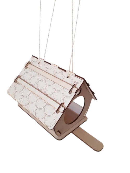 Felfüggesztett fa madáretető oldalnézetből, látható a tetőn lévő akasztó lyukak.