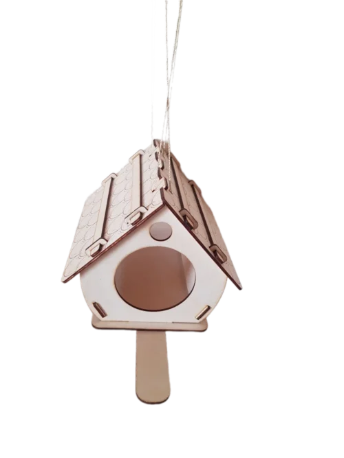 Madzagon lógó fa madáretető, szemből fotózva.