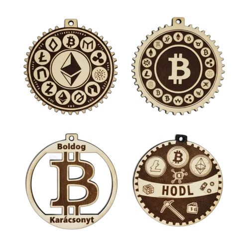 4 db-os kripto karácsonyfadísz szett elemei (Bitcoin, Ethereum, Boldog Karácsonyt, HODL) fehér háttér előtt fotózva.