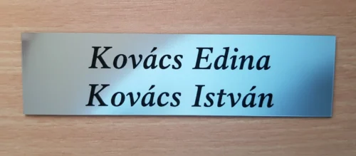 minta ezüst-ARIAL BLACK-szerkesztett-kep_result Kétsoros, ezüst ajtónévtábla "Kovács Edina" és "Kovács István" nevekkel.