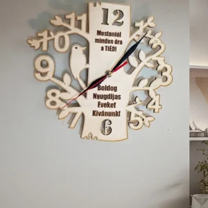 Életfa motívummal díszített nyugdíjas búcsúztató ajándék falióra egy modern nappali falán.