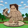 Névre szóló Minecraft ajándék, egy fa figura a "Levi" névvel gravírozva, pixeles játék-háttér előtt.