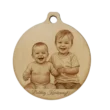 Egyedi fényképes karácsonyfadísz két kisfiú fotójával, fából gravírozva.