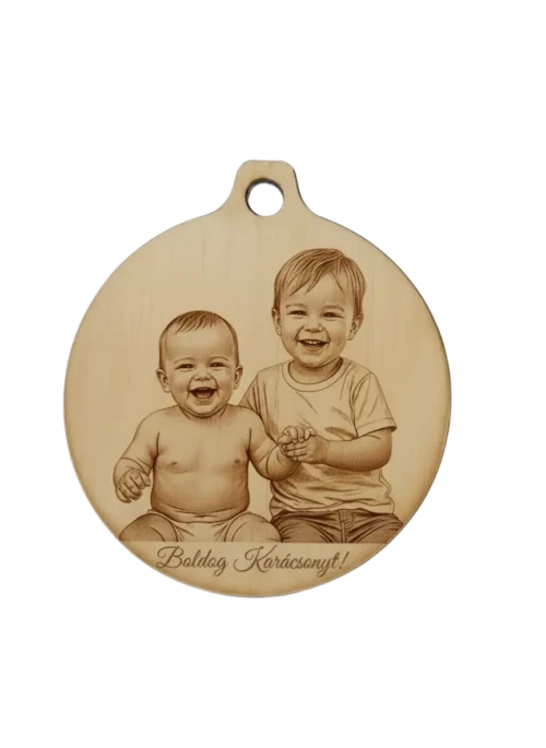 Egyedi fényképes karácsonyfadísz két kisfiú fotójával, fából gravírozva.