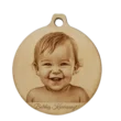 Egyedi fényképes karácsonyfadísz egy gyermek fotójával, fából gravírozva.