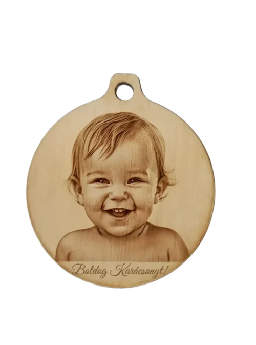 Egyedi fényképes karácsonyfadísz egy gyermek fotójával, fából gravírozva.