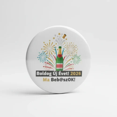 2026-Szilveszter "Ma Beb@szOK! 2026" feliratú vicces szilveszteri kitűző fehér háttér előtt fotózva.