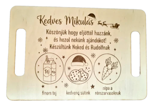 Háttér nélküli tálca Gravírozott, fából készült mikulásváró tálca fehér háttér előtt.