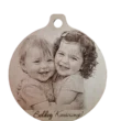 Egyedi fényképes karácsonyfadísz két gyermek fotójával, fából gravírozva.