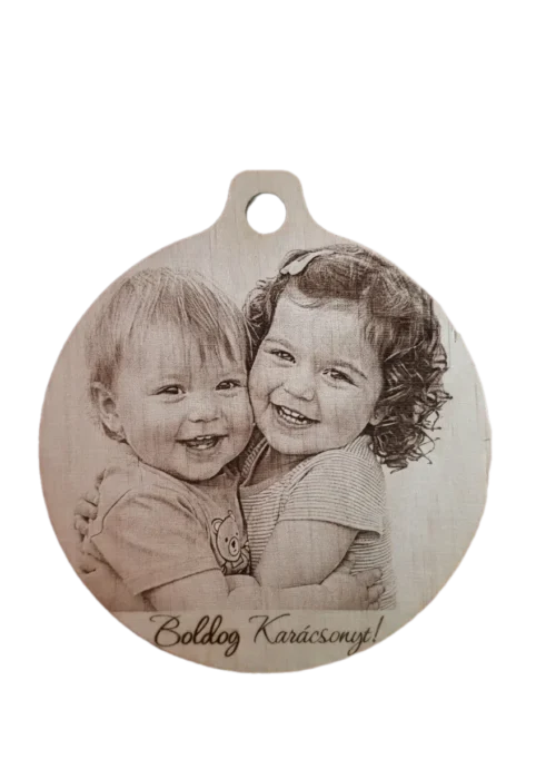 Egyedi fényképes karácsonyfadísz két gyermek fotójával, fából gravírozva.