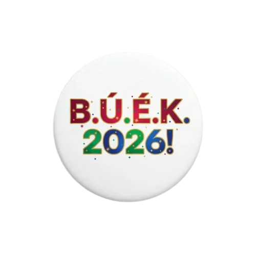 B.Ú.É.K. 2026! szilveszteri kitűző fehér háttér előtt fotózva.