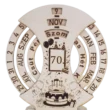 Szülinapi front Születésnapi öröknaptár 70-es számmal a közepén, fehér háttér előtt.