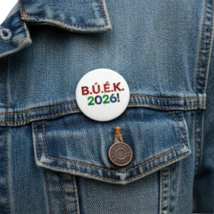 farmeron_result Színes "B.Ú.É.K. 2026!" feliratú szilveszteri kitűző egy farmerdzseki