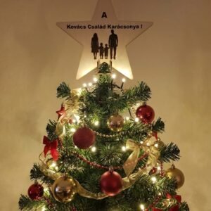 csúcsdísz1 Egyedi Családi Személyre Szabott Karácsonyfa Csúcsdísz Fából egy feldíszített karácsonyfa tetején.