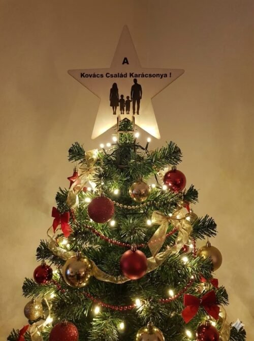 Egyedi Családi Személyre Szabott Karácsonyfa Csúcsdísz Fából egy feldíszített karácsonyfa tetején.
