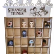 Stranger Things Funko Pop tartó polc mini figurákhoz. Fehér háttér előtt.
